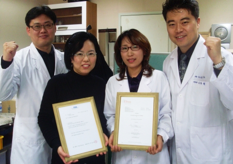 미국 FDA 인증 시험 기관으로부터 도착한 FDA-GLP 인증서를 들고 있는 (주)뉴로넥스 연구원들과 대표 김동찬 박사(맨오른쪽)