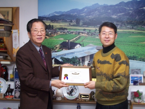 조규환 회장(左)으로부터 감사장을 전달받고 있다.