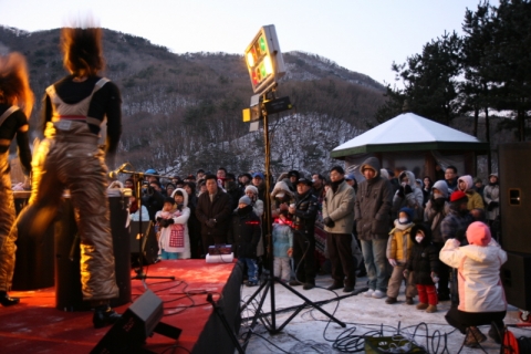고객과 롯데홈쇼핑 및 협력사 임직원 등 총 2,010명이 함께한 ‘2010 경인년 백두산 호랑이와 함께하는 새해맞이 소원성취 기원행사’에서 참가단이 서울 동물원 타악공연팀의 퍼포먼