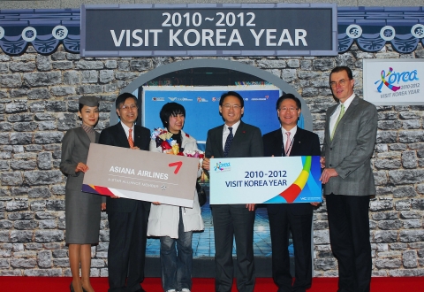 1일 인천국제공항 입국 도착장앞에서 아시아나항공 김재일 서비스본부장(좌측 두번째)과 박찬만 인천공항지점장(좌측 다섯번째)이 경인년 새해 첫 입국승객인 모리 유키코(MORI YUKI