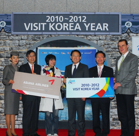 1일 인천국제공항 입국 도착장앞에서 아시아나항공 김재일 서비스본부장(좌측 두번째)과 박찬만 인천공항지점장(좌측 다섯번째)이 경인년 새해 첫 입국승객인 모리 유키코(MORI YUKI