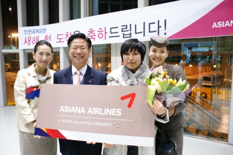 1일 인천국제공항 입국 게이트에서 아시아나항공 박찬만 인천공항지점장(우측 세번째)이 경인년 새해 첫 입국승객인 모리 유키코(MORI YUKIKO)씨(우측 두번째) 및 아시아나 직원