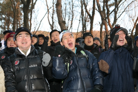 1일 새벽, 광교산 형제봉에 오른 LIG손해보험 임직원들이 해돋이를 바라보면 힘찬 함성과 함께 2010년 새해 결의를 다지고 있다. 왼쪽부터 김병헌 부사장, 김우진 대표이사, 장남식 영업총괄 사장