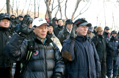 김우진 대표이사(왼쪽), 장남식 영업총괄 사장(오른쪽)을 비롯한 LIG손해보험 임원들이 1일 새벽, 광교산 형제봉에서 해돋이를 관람한 후 2010년 경영목표 달성과 더불어 100년 기업으로의 도약을 다짐하는 선서식을 갖고 있다.