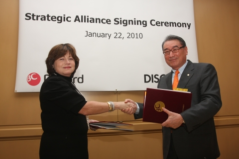 비씨카드 장형덕 사장(우측)은 현지시간 22일 오전 미국 LA에서 DFS(Discover Financial Service)의 수석부사장 다이앤 오퍼레인즈(Diane Offerein