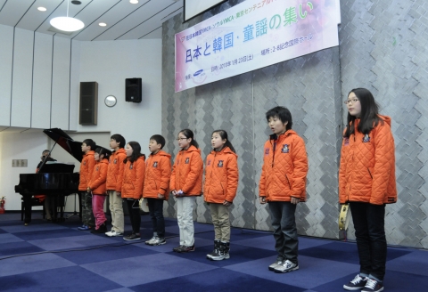 1월 23일 일본 도쿄 재일본한국 YMCA 강당에서 개최된 '2010년 한-일 가족동요잔치'에서 한국 어린이들이 동요를 합창하고 있다.