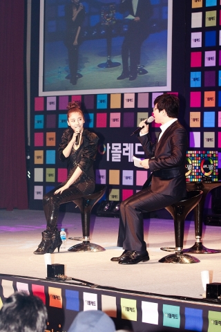 '애니콜 아몰레드와 함께 하는 자체발광 손담비 팬미팅'에서 손담비가 팬들과의 대화 시간을 갖고 있다.