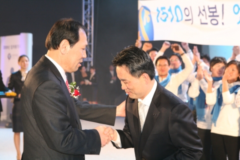 신한카드가 올림픽공원 펜싱경기장에서 전 임직원, 설계사, 협력업체 직원 등 5천여 명이 참석한 가운데 2009년 업적평가대회를 열었다. 이재우 신한카드 사장이 이날 대상에 선정된 