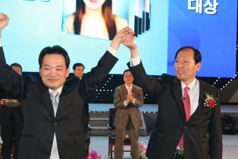 신한카드가 올림픽공원 펜싱경기장에서 전 임직원, 설계사, 협력업체 직원 등 5천여 명이 참석한 가운데 2009년 업적평가대회를 열었다. 이재우 신한카드 사장이 이날 대상에 선정된 