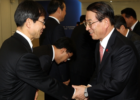 2010년 시무식에서 이백순 은행장이 직원과 악수를 나누는 모습