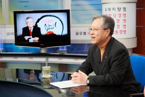 이석채 KT 회장이 4일 오전 사내방송을 통해 임직원들을 대상으로 신년인사를 하고 있다.