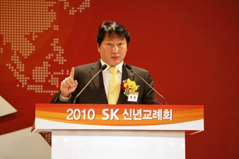 4일 서울 광장동 워커힐호텔에서 최태원 회장이 올해 신년사를 통해 임직원을 격려하고 있다.