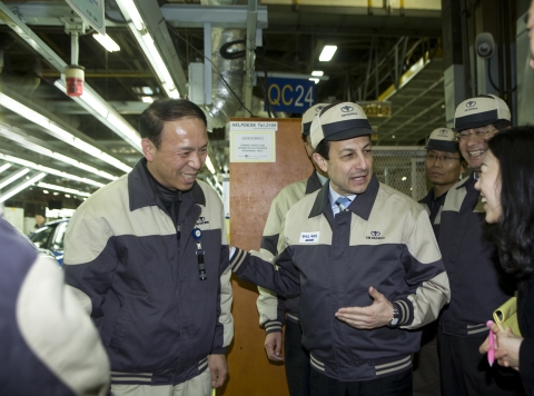 GM DAEWOO 노사대표는 5일, 부평공장을 방문해 직원들과 신년 인사를 나누고 애로 및 건의 사항에 대해 자유롭게 의견을 나누는 시간을 가졌다.