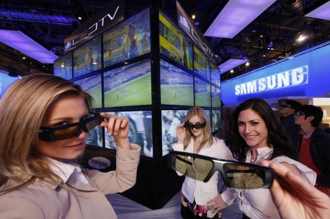 2010년「3D TV=삼성LED TV」라는 공식을 확립하기 위한 삼성전자의 공격적 행보가 시작되었다. 삼성전자는 CES 2010에서 3D LED TV의 생생한 영상을 관람객이 직접
