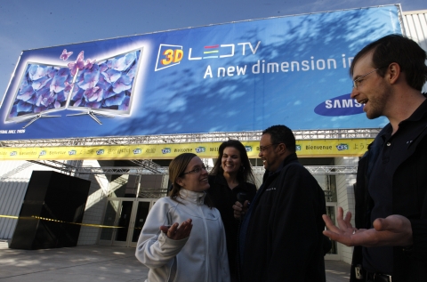 7일부터 10일까지 4일간 미국 라스베이거스에서 개최되는 CES 2010에 참가한 삼성전자는 3D TV 풀라인업을 선보이며,「3D TV=삼성LED TV」라는 공식을 확립하기 위한 공격적인 행보에 나서면서, 삼성전자는 이번 전시회장 주변에 3D 대형 옥외광고판을 설치해 3D TV 알리기에 본격 나섰다.