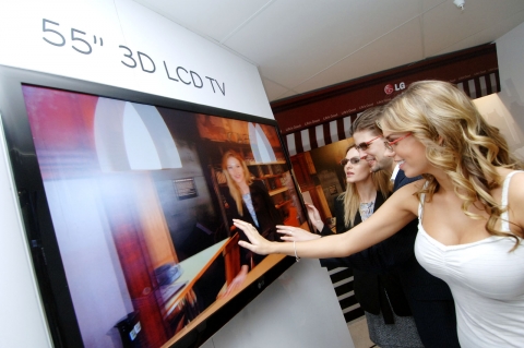 'CES 2010' 전시회에서 LG전자 3D TV를 전시도우미가 선보이고 있다.