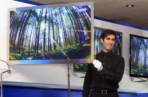 삼성전자가 글로벌 컨퍼런스에 선보인 초슬림(0.3인치) LED TV 신제품을 삼성전자 관계자가 직접 보여주고 있다. 이 제품은 삼성전자가 독자 개발한 3D 칩을 탑재해, 최고의 화