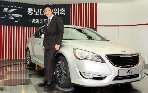 이병헌 씨가 K7과 함께 포즈를 취하고 있는 모습.