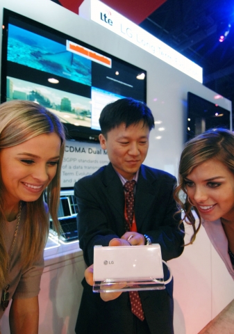 LG전자 직원이 CES 2010 LG전자 부스를 찾은 관람객들에게 LTE와 CDMA의 서로 다른 네트워크 사이에서도 자연스러운 이동이 가능한 '핸드오버(Handover)'기술을 시연하고 있다. LG전자는 LTE의 이론상 최고 다운로드 속도인 100Mbps 구현에도 성공했다.