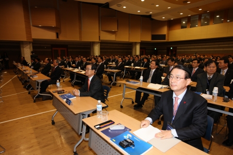 8일 오전 기흥소재 신한은행 연수원에서 라응찬 회장을 비롯한 그룹 임원과 부서장 400여명이 참석한 가운데 '2010년도 신한경영포럼'을 개최했다. 이백순 신한은행장(맨우측), 라응찬 신한지주 회장(중간), 신상훈 신한지주 사장(좌측)