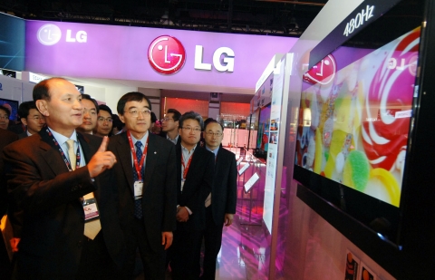 LG전자 남용 부회장이 미국 라스베이거스 에서 열린 'CES 2010'에 전시된 LG전자의 480Hz LED LCD TV를 관람 하고 있다.
