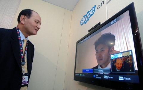 LG전자 남용 부회장이 'CES 2010'에서 스카이프 소프트웨어를 탑재한 LG전자의 브로드밴드 TV로 영상통화를 시연하고 있다.