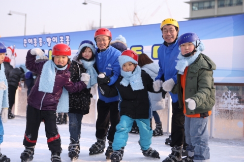 우리은행은 8일 오전 겨울방학을 맞아 저소득가정 및 장애아동 111명을 광화문 스케이트장으로 초청해 '우리은행과 함께하는 신나는 스케이트'행사를 가졌다. 이 날 
