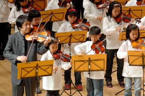 &#039;사랑의 바이올린&#039; 홍보대사 강동석 연세대 교수가 후원 아동들과 함께 바이올린 연주를 선보이고 있다.