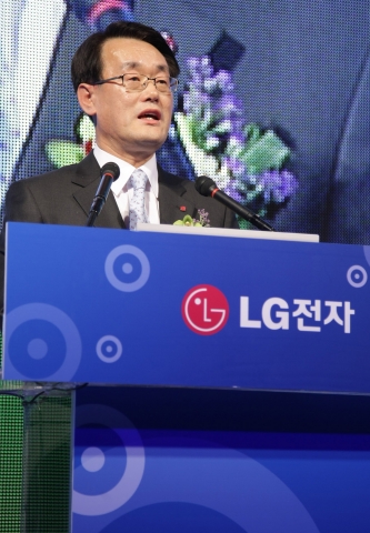 12일 서울 홍은동 그랜드 힐튼에서 열린 'LG전자 마케팅 컨퍼런스 20010'에서 한국지역본부장 박경준 전무가 인사말을 하고 있다.