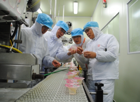 CJ와 보건산업진흥원에서 쌍인직원들에게 HACCP 컨설팅하는 모습