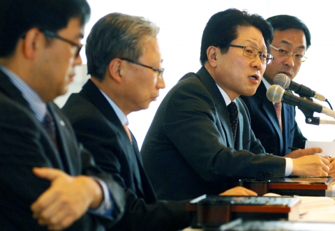 금일 행사에 참석한 주요 임원진 (왼쪽부터 MC Global 상품기획팀장 최진성 전무, 한국사업부장 조성하 부사장, MC사업본부장 안승권 사장, 스마트폰(SP)사업부장 이정준 부사장)