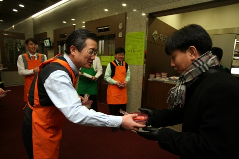 본사사옥 로비에서 따뜻한 죽을 나눠주고 있는 아주그룹 계열사 CEO 중 아주캐피탈 이윤종 사장