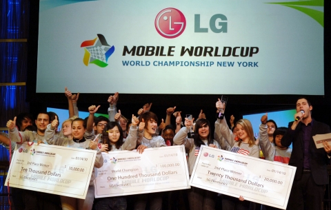LG 모바일 월드컵 결승전 참가자들의 환호 장면
