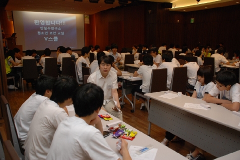 안철수연구소 연구원이 청소년 보안교실 ‘V스쿨’ 참가자에게 보안전문가에게 필요한 조건을 설명하고 있다.