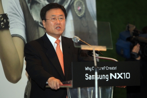 삼성디지털이미징 박상진 사장이 新개념 렌즈 교환식 전략 카메라 'NX10' 신제품 발표회에서 올해 NX1을 히트 상품화하여 카메라 사업의 일류화를 앞당길 것이라고