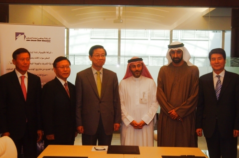 STX그룹이 19일(현지시간) 두바이에서 현지 조선업체인 ADSB社(Abu Dhabi Shipbuilding)와 ‘조선산업분야 협력’에 관한 양해각서(MOU)를 체결했다. 사진 왼쪽부터 정용칠 주 UAE 한국대사, 임효관 STX조선해양 조선기술본부장, 김영학 지식경제부 제2차관, 왈리드 알 무하이리(Waleed Al Muhairi) 무바다라社(Mubadala) 최고운영책임자(COO), 호메이드 알 쉐마리(Homaid Al Shemmari) ADSB社 회장, 유병세 한국조선협회 상무