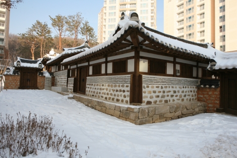 은평뉴타운 우물골  금성당 입구의 처마모습