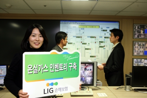 LIG손해보험은 21일 보험업계 최초로 ‘온실가스 인벤토리’를 구축한다고 밝혔다. 역삼동소재 LIG타워 빌딩관리센터에서 LIG시스템관계자가 LIG손해보험 담당자에게 온실가스 인벤토