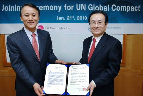 LG전자가 기업의 사회적 책임 국제협약인 유엔글로벌콤팩트(UNGC, UN Global Compact)에 가입했다. 
21일 서울 여의도 LG트윈타워에서 LG전자 CRO 김영기 부