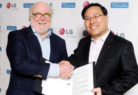 LG전자가 세계적인 빌트인 가전업체인 바이킹레인지社와 전략적 제휴를 맺었다고 21일 밝혔다.(왼쪽:바이킹레인지社 의 프레드칼 회장, 오른쪽:LG전자 HA사업본부장 이영하 사장)