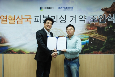 열혈삼국 퍼블리싱 계약 조인식 사진(좌: 넥슨 강신철 대표, 우: 조이포트 천보 대표)