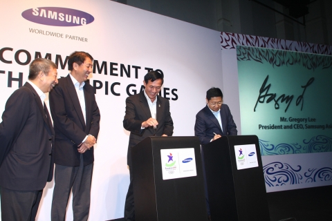 Signing photo of Samsung & SYOGOC from Left Podium to Right Podium :
- Mr Goh Kee Nguan (SYOGOC CEO