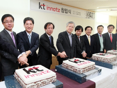 지난 22일 진행된 KT이노츠 창립행사 사진(서울 역삼동)
왼쪽부터 표현명 KT개인고객부문 사장, 최부영 KT이노츠사장, 박대연 티맥스소프트 회장, KT 이석채 회장, 최두환 K