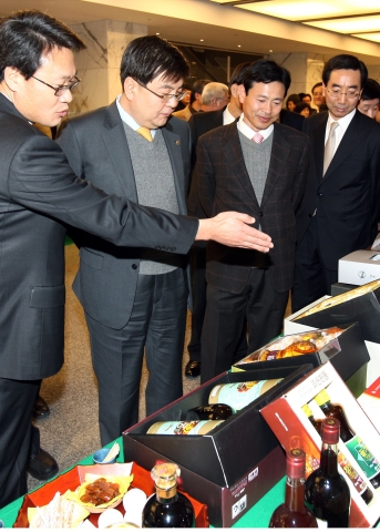 지식경제부 산하 61개 공공기관들이 우체국쇼핑을 통해 지역특화상품을 구매하고 판매수익금 일부를 사회공헌활동에 지원하는  ‘지지호호(知地戶好)지역사랑 캠페인’ MOU 체결식이 25일