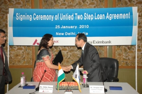 김동수 한국수출입은행장(오른쪽)과 쉬카 샤르마(Mrs. Shikha Sharma)인도 액시스 은행(Axis Bank)은행장이 인도 뉴델리(New Delhi)에서 1억 5,000만 