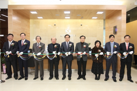 부천지점 개점식 테이프 커팅식(가운데 김병기 부천지점장)