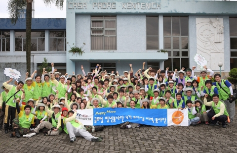 해피무브 글로벌 청년봉사단이 집짓기 봉사활동 후 가진 기념촬영.