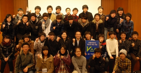 KISA의 김희정원장 (중앙 왼쪽)과 안철수연구소의 김홍선 대표(중앙 오른쪽)가 참가 학생들과 화이팅을 외치고 있다.