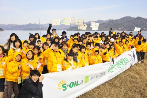천연기념물 지킴이 캠페인을 펼치고 있는 S-OIL은 저소득층 어린이들을 대상으로 2박3일 간 강원도 철원 두루미 서식지에서 생태캠프를 개최했다.