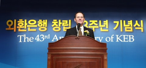 29일 을지로 외환은행 본점에서 열린 외환은행 창립43주년 기념식에서 래리 클레인 행장이 올해 경영목표를 발표하고 있다